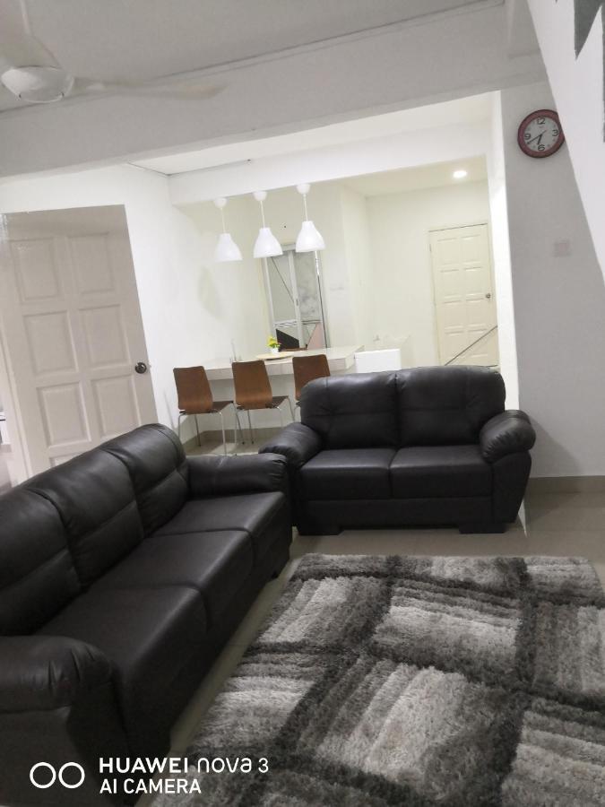 Abah 2 Room Homestay Pasir Gudang Exterior foto